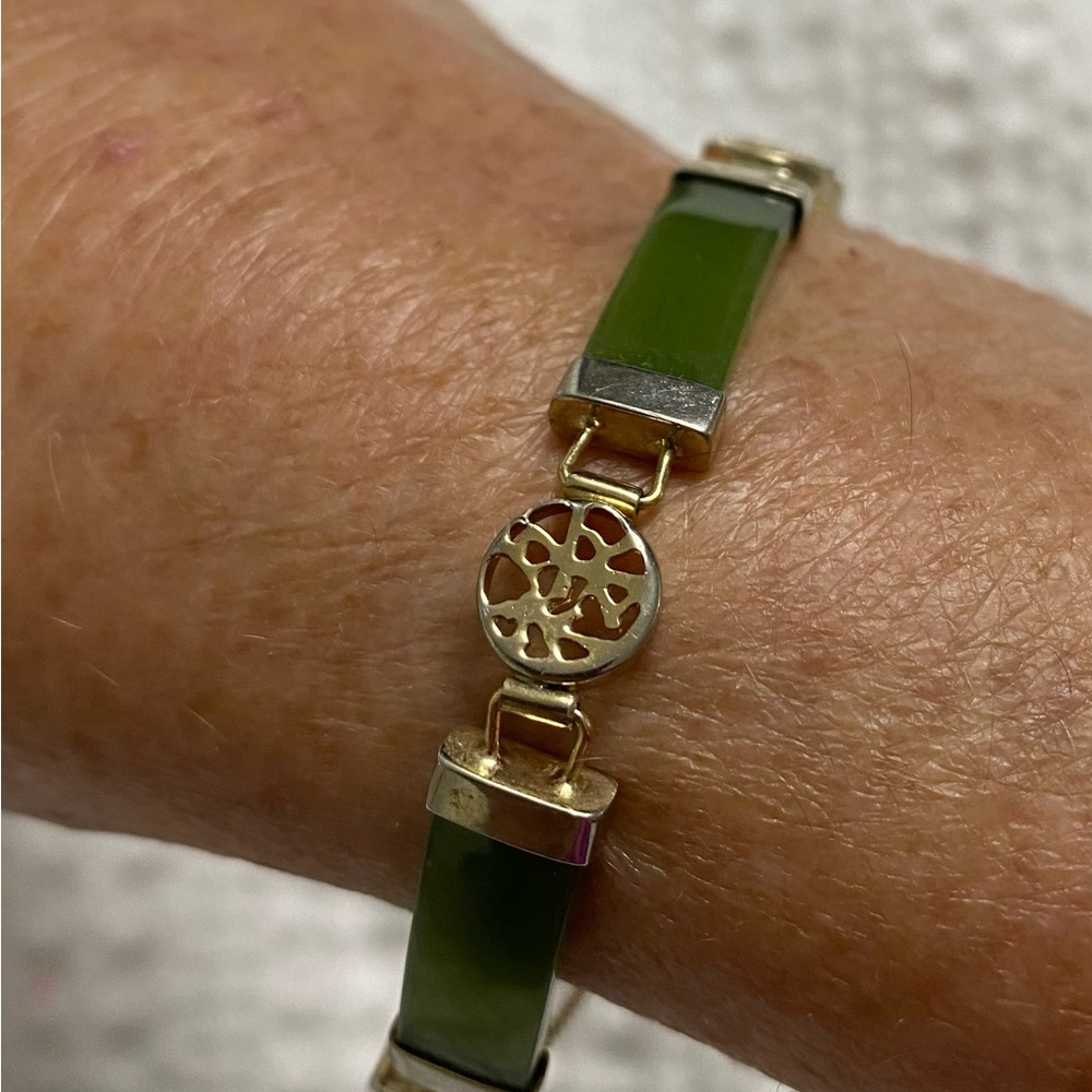 Elegant Jade and Gold Bracelet
